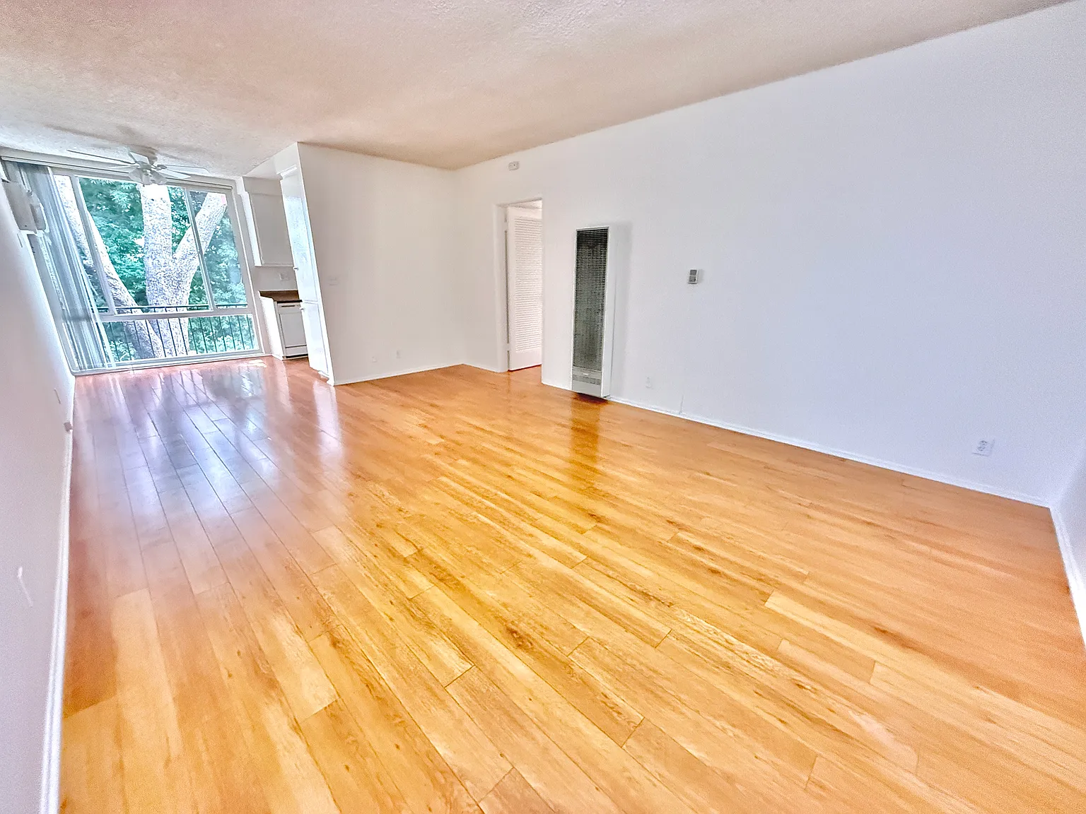 3 bed, 1150 sqft, $2,725 — Photo 2