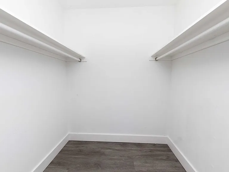 St. Laurent Apartments — Photo 9