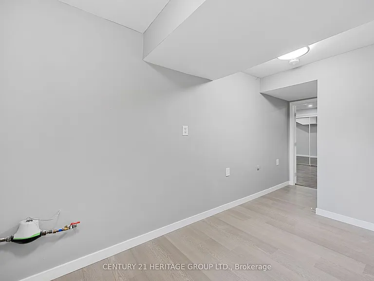51 Burbank Cir #BASEMENT — Photo 25