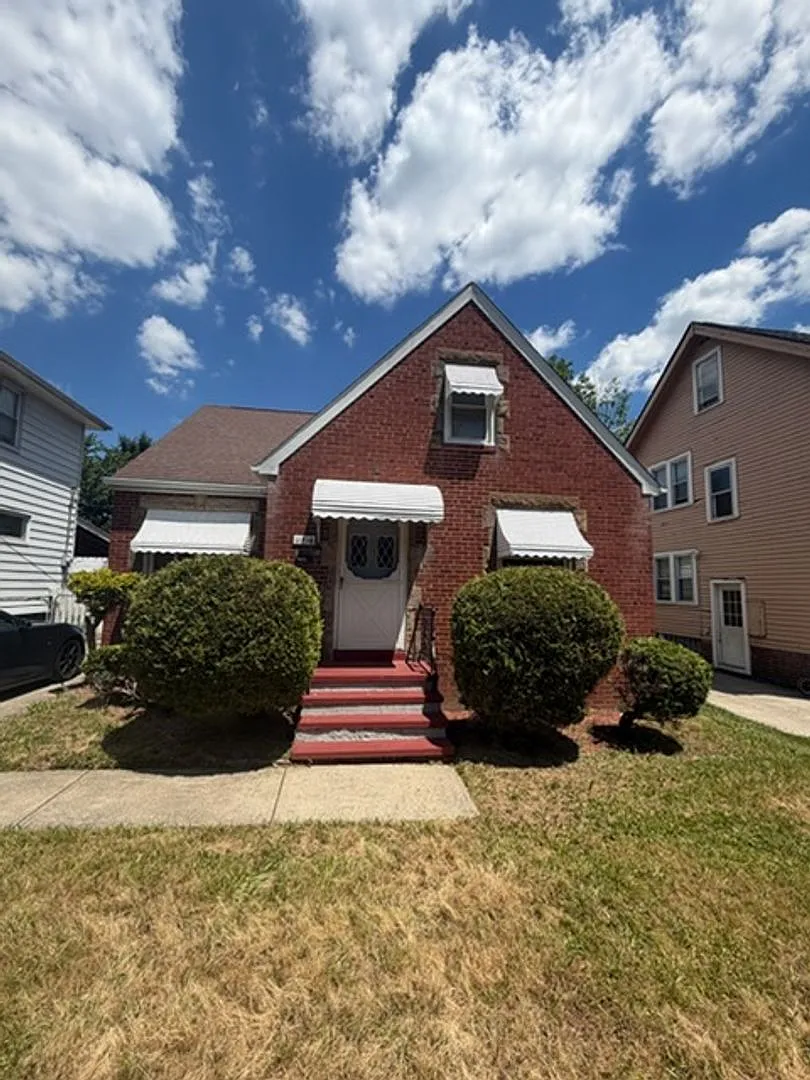 A Single family home with Garage in Garfield Heights — Photo 1