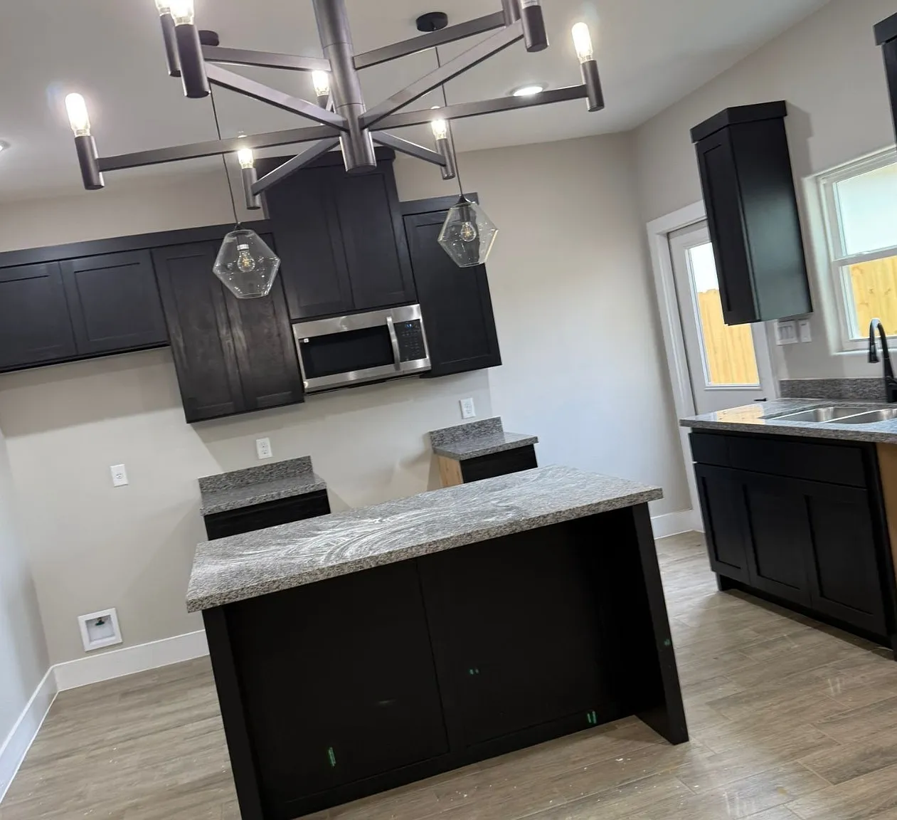 3 bed, 1125 sqft, $1,525 — Photo 2