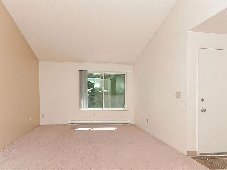 Spacious Living Room at Cottage Bay Apartment Homes, Bremerton, WA