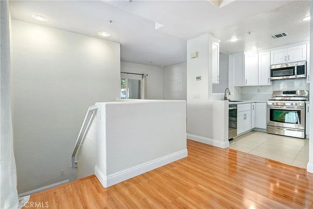 2 bed, 1106 sqft, $3,800 — Photo 3