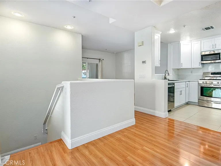 600 E Walnut St — Photo 3