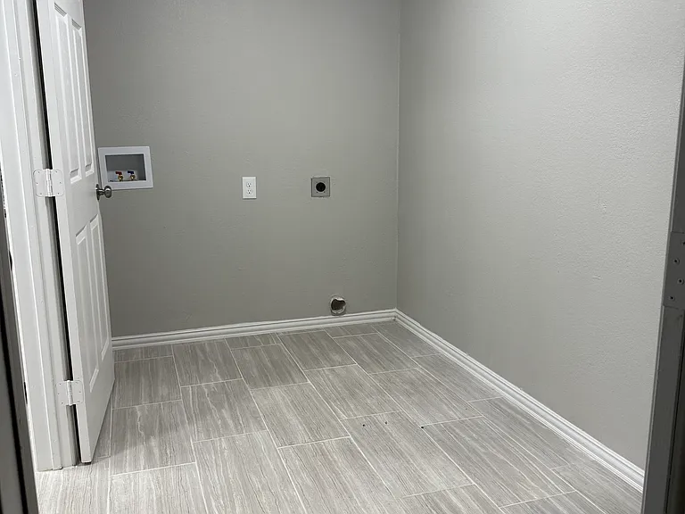 2631 FM 2736 — Photo 4