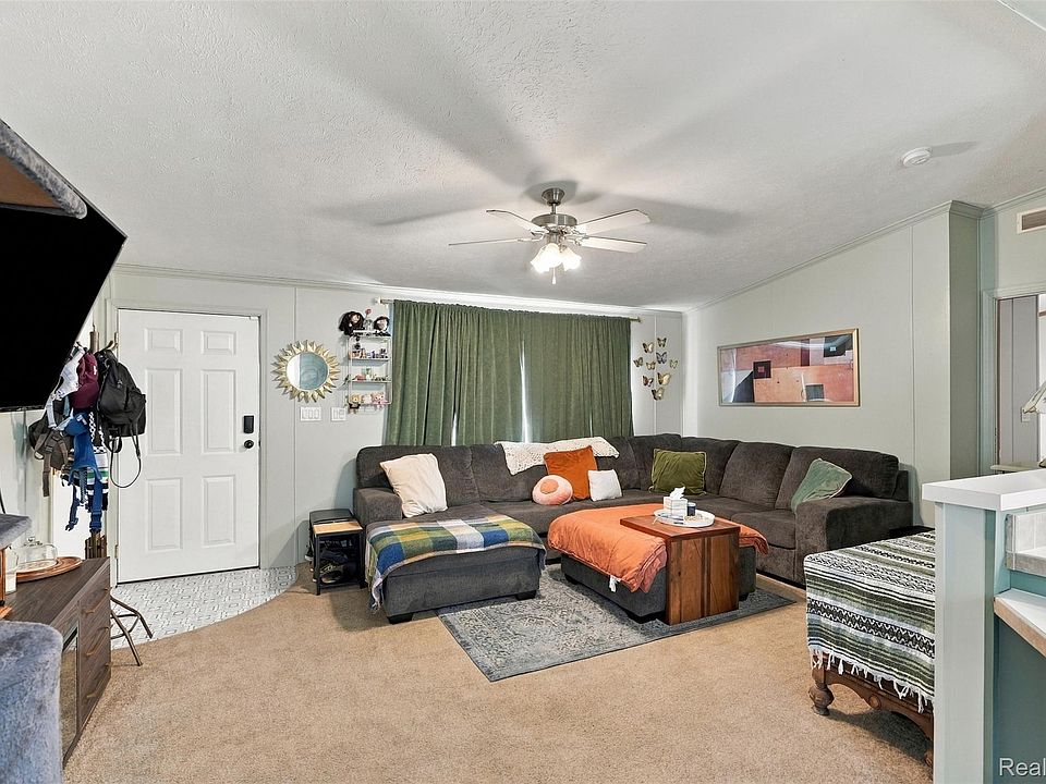 28034 Charlemagne St, photo 5