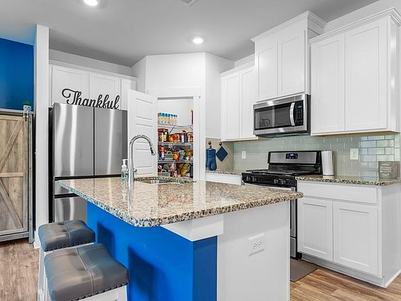 4th image of 605 Purteview Pl