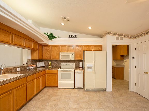 5th image of 325 Silverado Dr