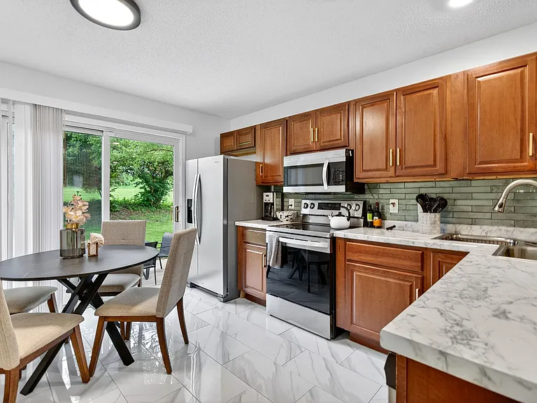 2126 Hungerford Dr — Photo 15