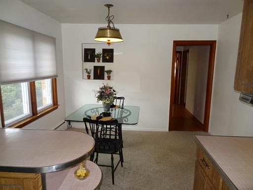 5th image of 9204 Robinson Ave