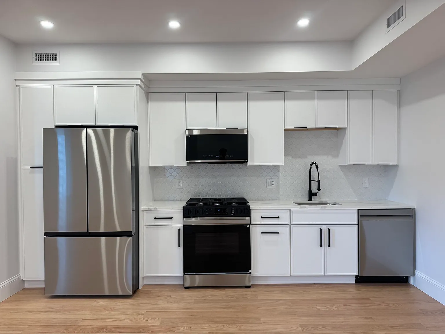 3 bed, 2.0 bath, 1100 sqft, $3,795 — Photo 2