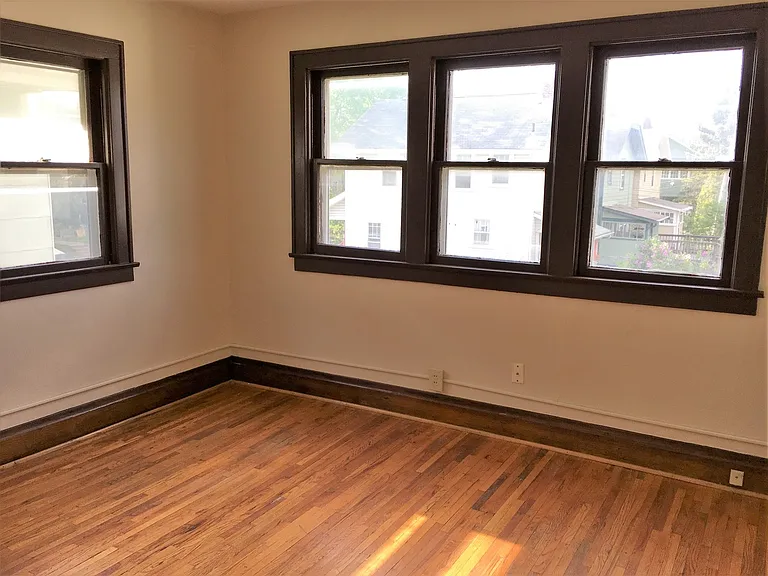 431-433 E Tompkins St — Photo 14