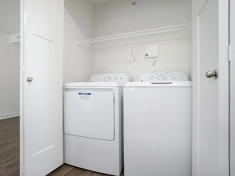 Byron Lakes Apartments — Photo 37