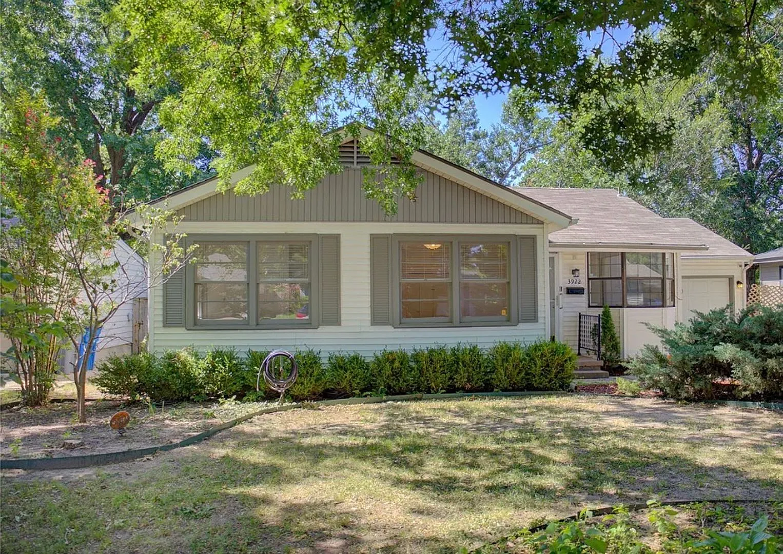 Welcome home to midtown charm! — Photo 1