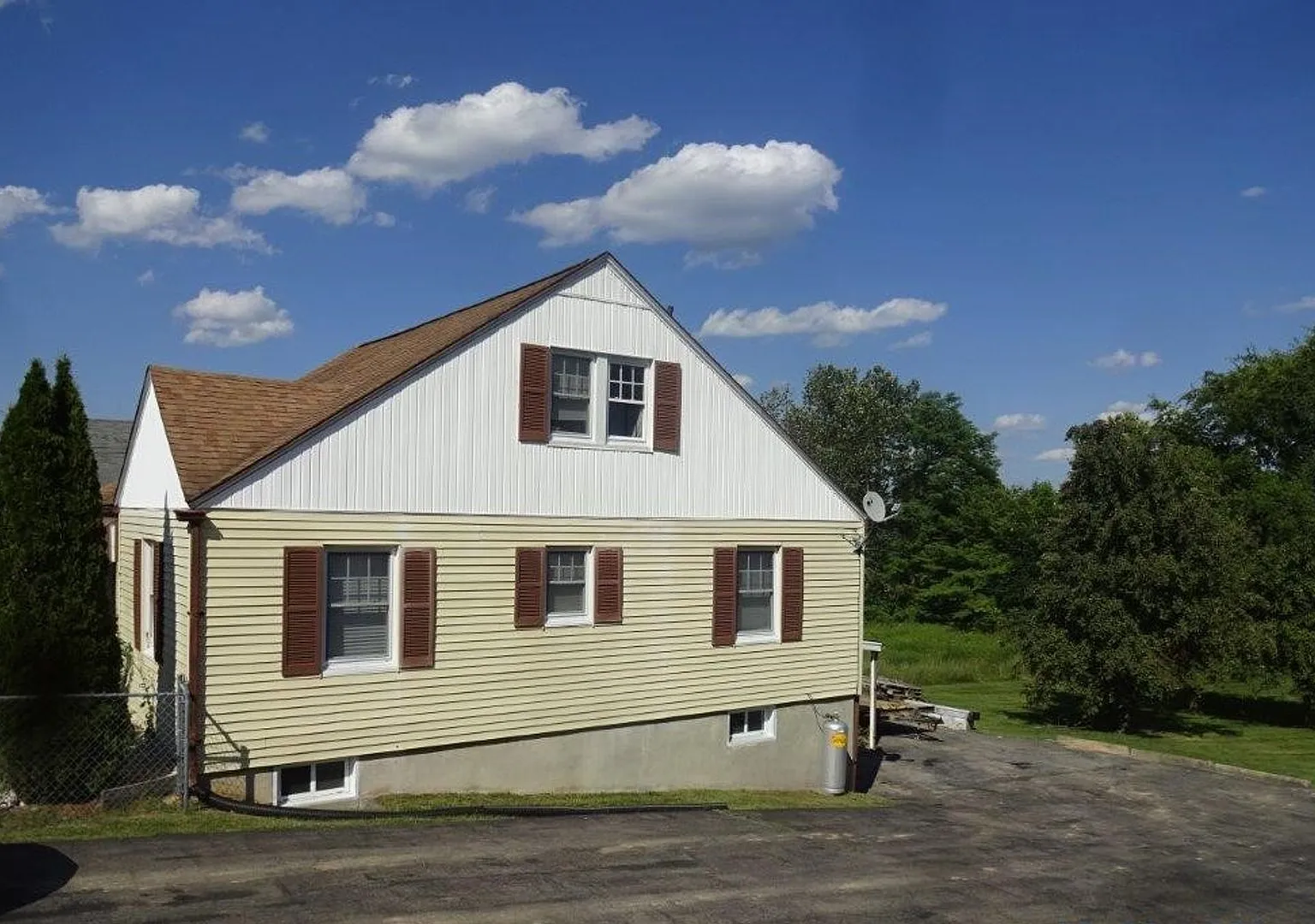 3 Bedroom, 1 Bath House — Photo 1