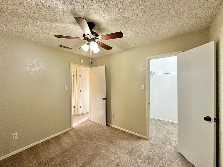 401 W Lincoln Ave — Photo 16