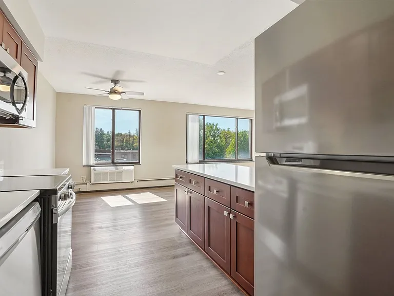 Interlachen Court — Photo 27
