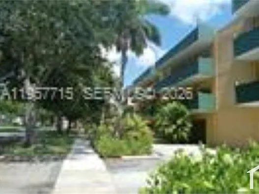 1975 NE 135th St #3C