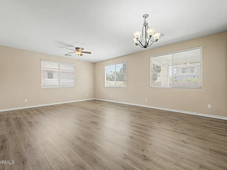 2531 E Eleana Ln — Photo 10