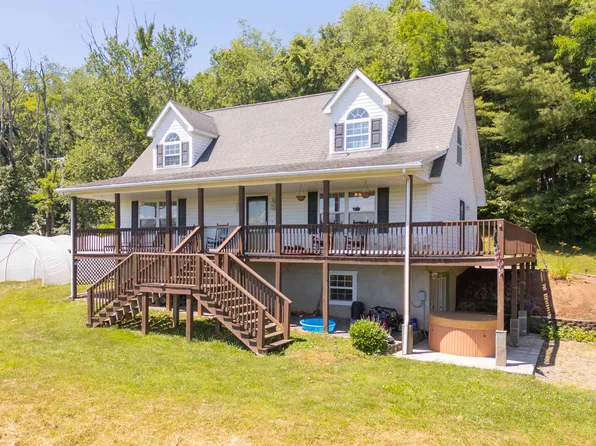 85 Stag Ln, Hillsville, VA 24343
