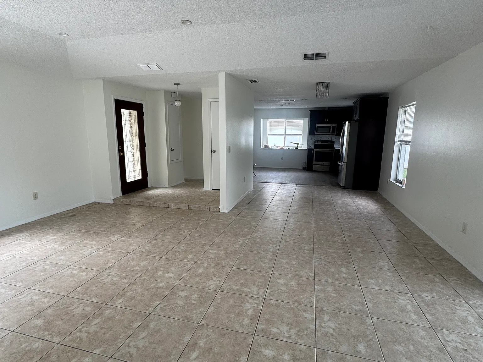 3 bed, 1716 sqft, $3,250 — Photo 2