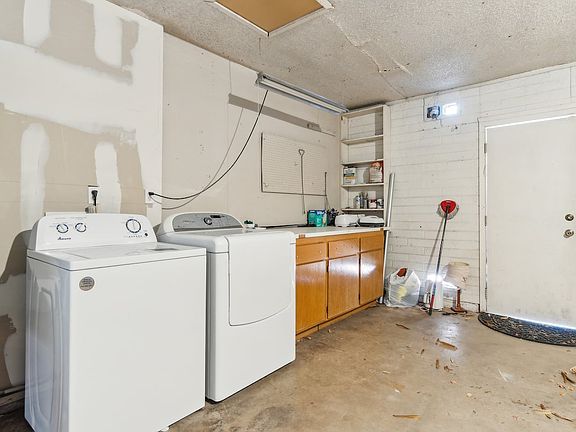 4th image of 3209 S Los Feliz Dr