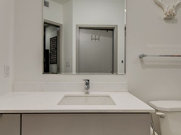 4th image of 400 Herron Dr