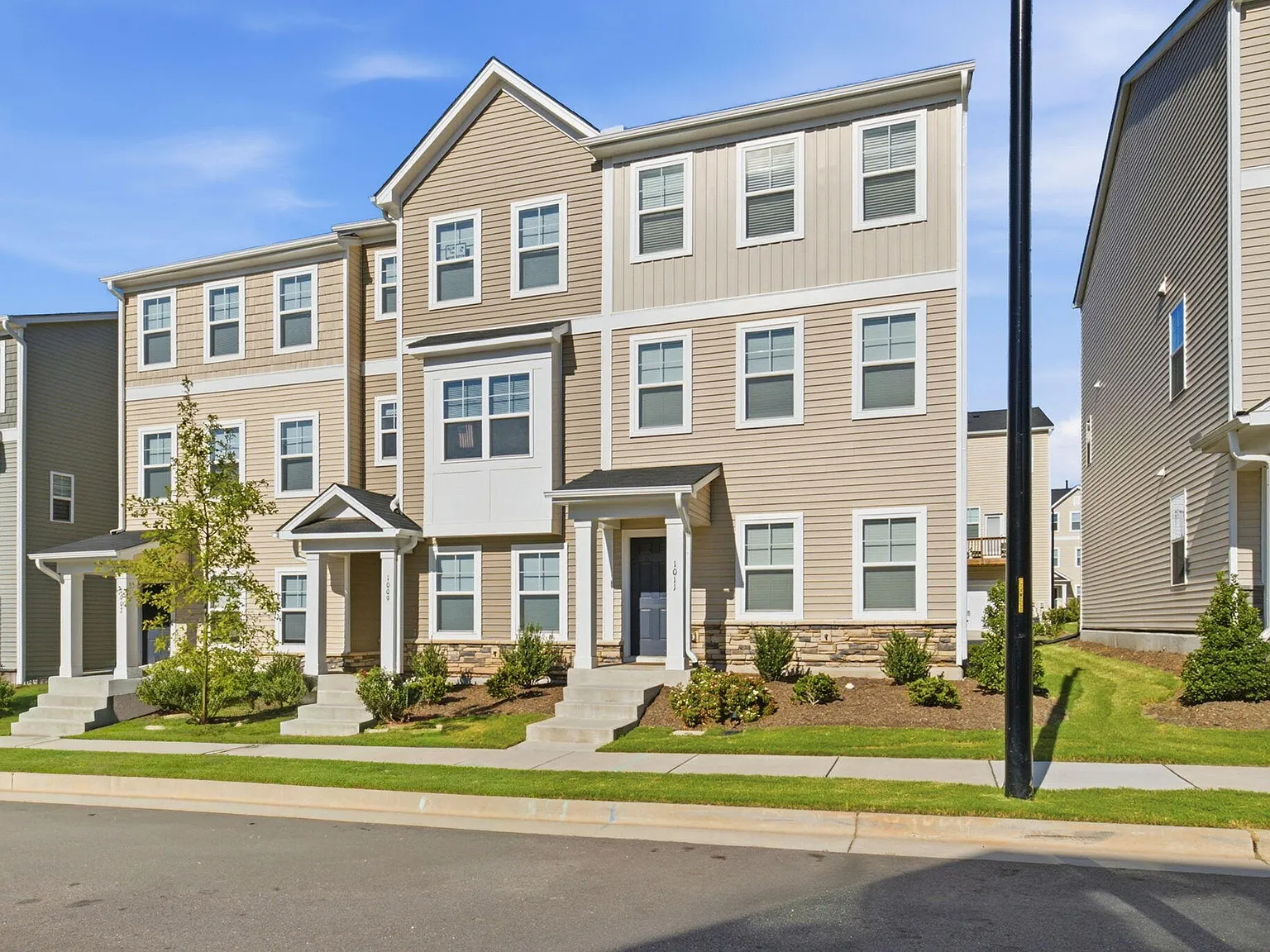 3 bed, 3.5 bath, 1733 sqft, $2,315 — Photo 2