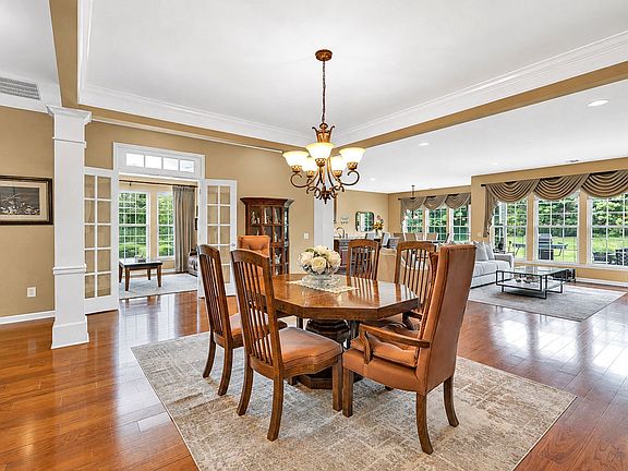 5th image of 79 Samantha Cir