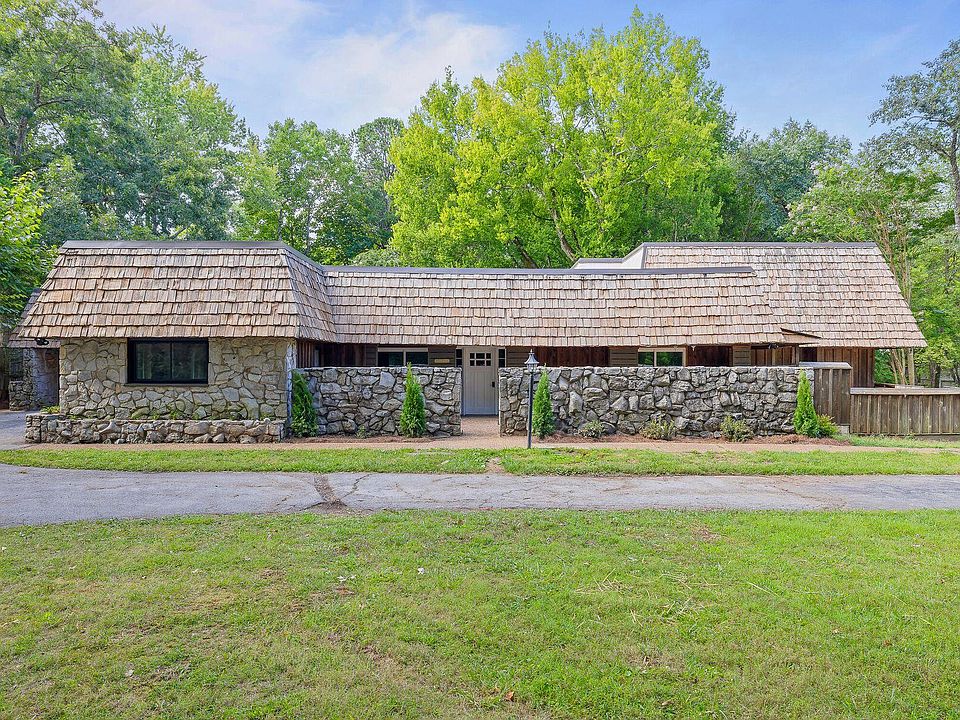 1st image of 220 Palisades Dr