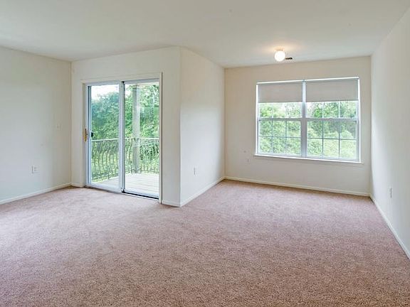 3 Bedrooms living room layout.