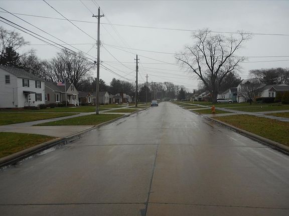 5th image of 23181 Clifford Dr