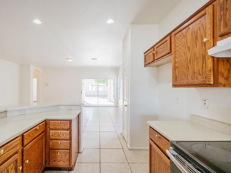 12541 W Jefferson St — Photo 9