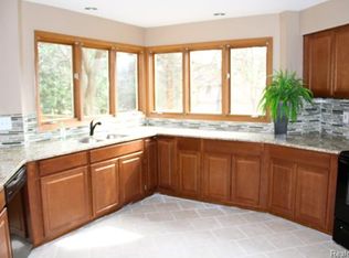 8219 Hearthstone Ct, Commerce Township, MI 48382