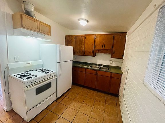 5th image of 2736 N Stone Ave #6