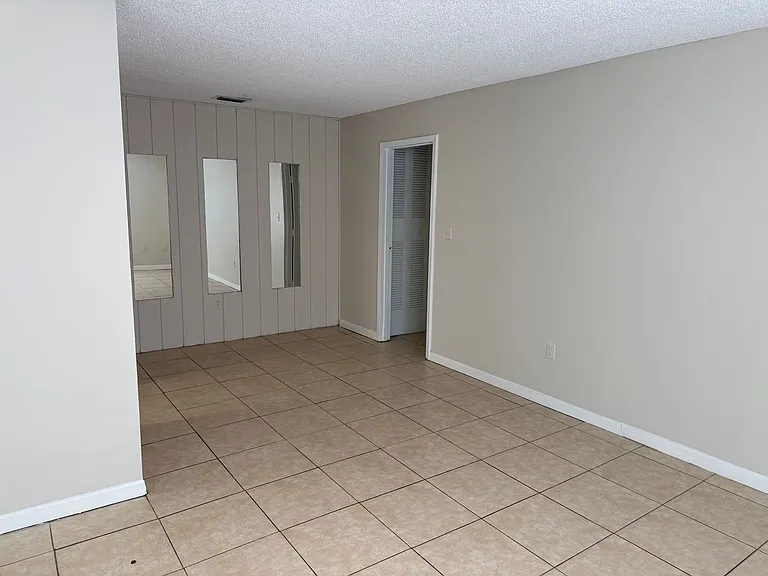 1001 Spring Meadow Dr — Photo 10