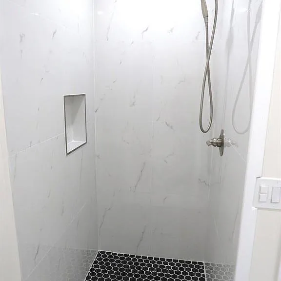 557 Burgundy St #557-L — Photo 11