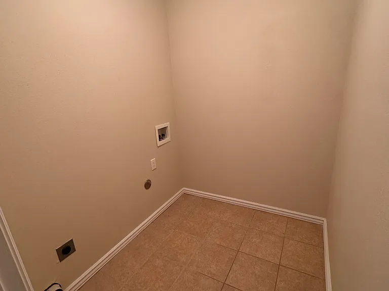1912 Hollyhock Cir — Photo 38