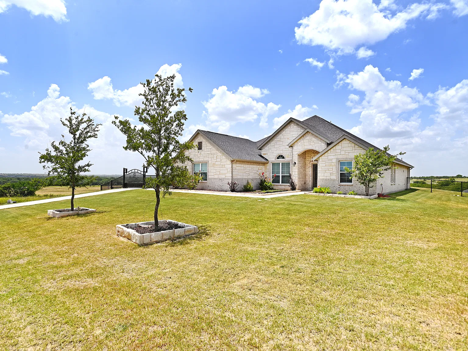 4 bed, 2719 sqft, $3,200 — Photo 4