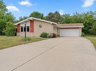 13955 W Forest Knoll Ct, New Berlin, WI 53151