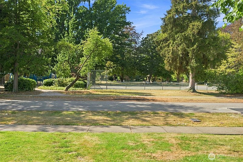 5th image of 2216 Elizabeth Street