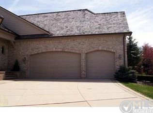 5111 Newport Ct, Rochester, MI 48306