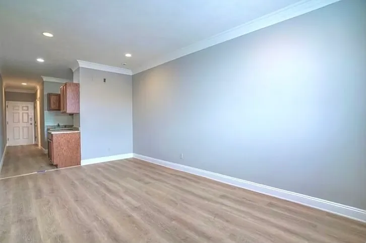 328 N Notre Dame Ave — Photo 3