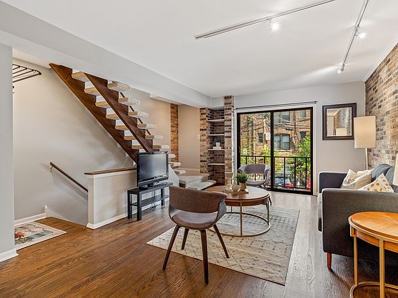 2nd image of 636 W Buckingham Pl #Q