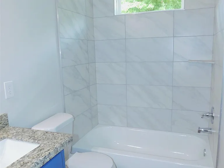 904 W Sealy #B — Photo 11