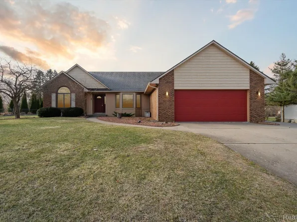 9400 Englishman Dr, Fenton, MI 48430