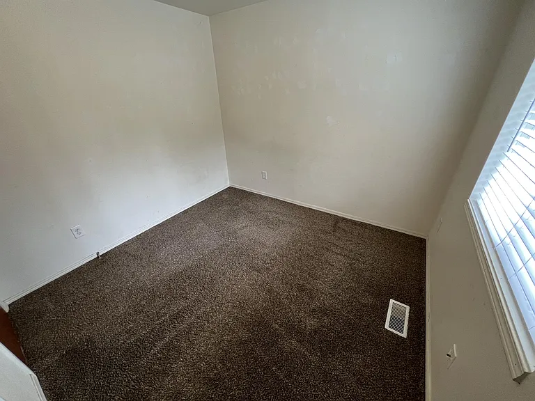 103 E Grand St — Photo 28