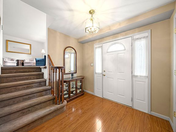 4th image of 48 Frost Ave W