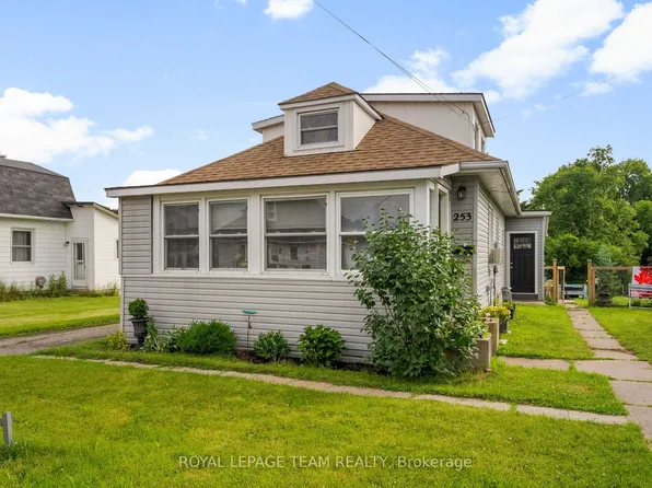 253 McLean St, Renfrew, ON K7V 1A9