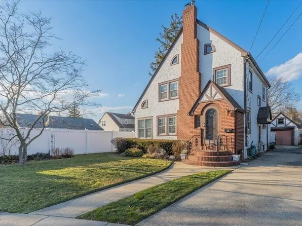 59 Buckingham Place, Lynbrook, NY 11563